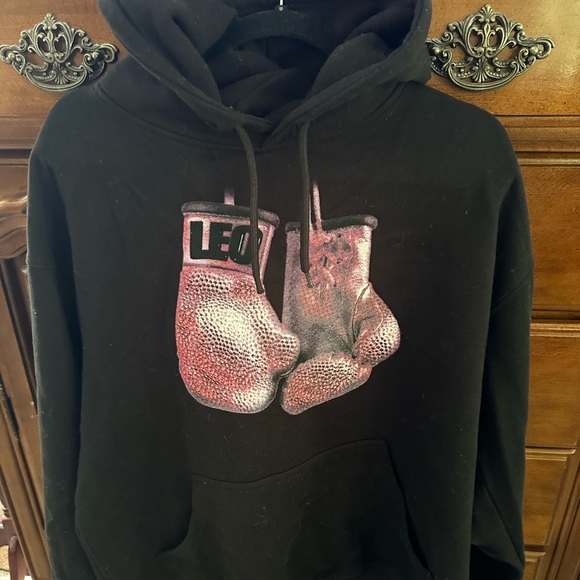 Monaleo On Tour Black Hoodie with Boxing Gloves Graphic and tour dates on back. - Picture 2 of 8